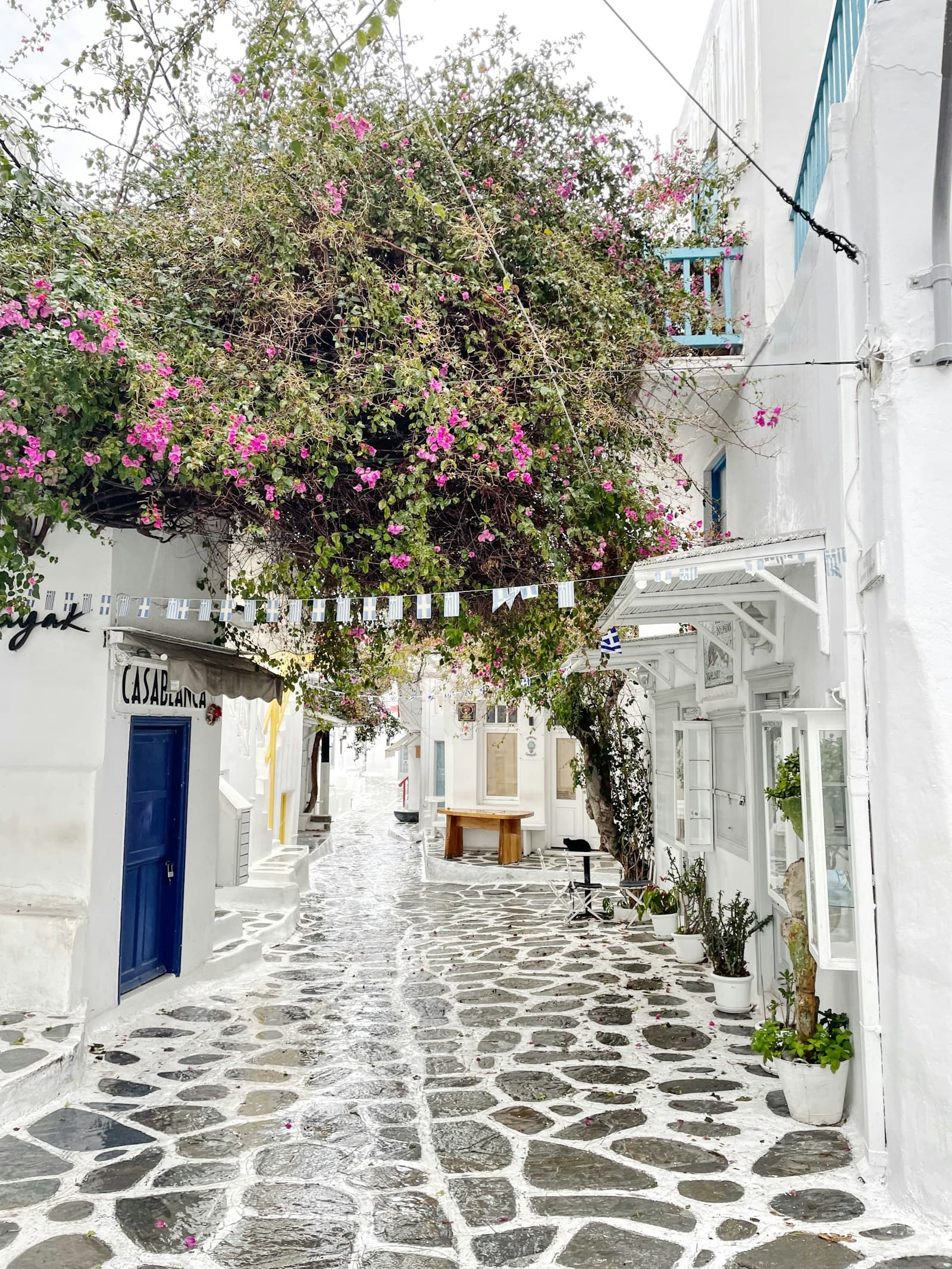 Callejón de piedra blanca en el pueblo de Mykonos