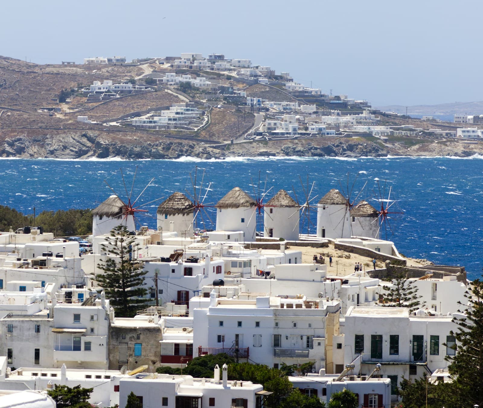 Los molinos de Mykonos sobre el pueblo blanco y el mar