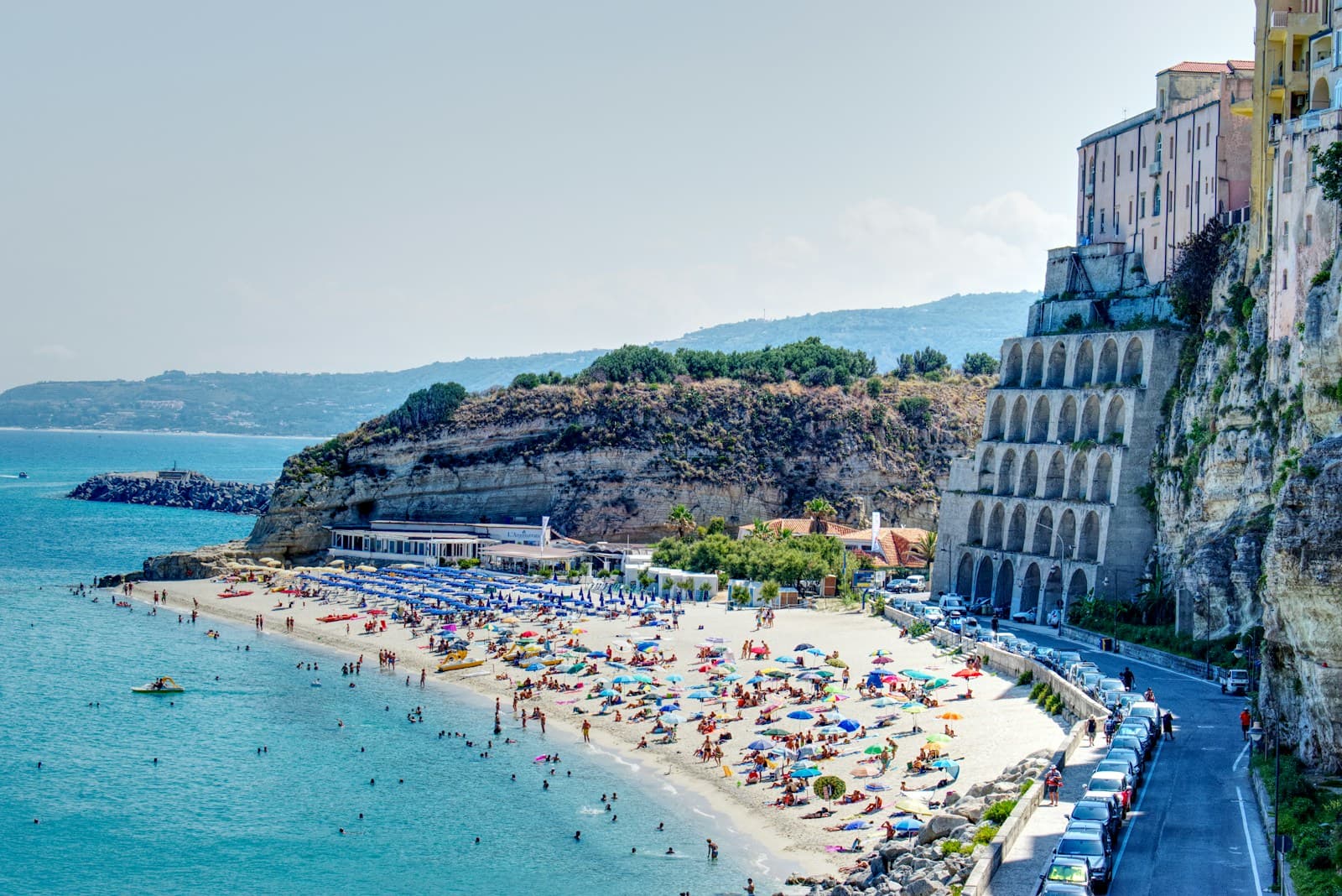 La playa de Tropea bajo el acantilado del pueblo