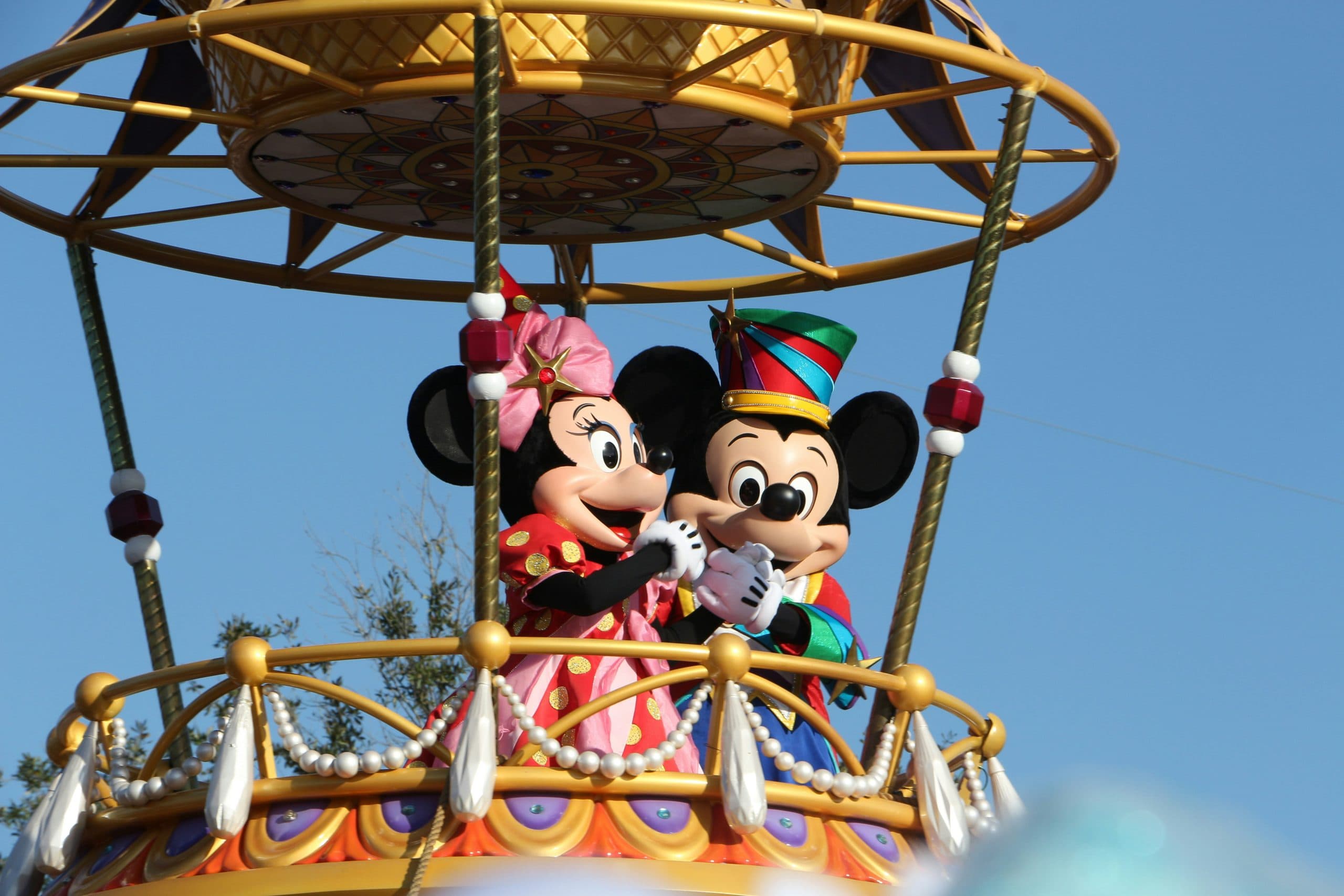 Mickey y Minnie Mouse en un desfile de Disney