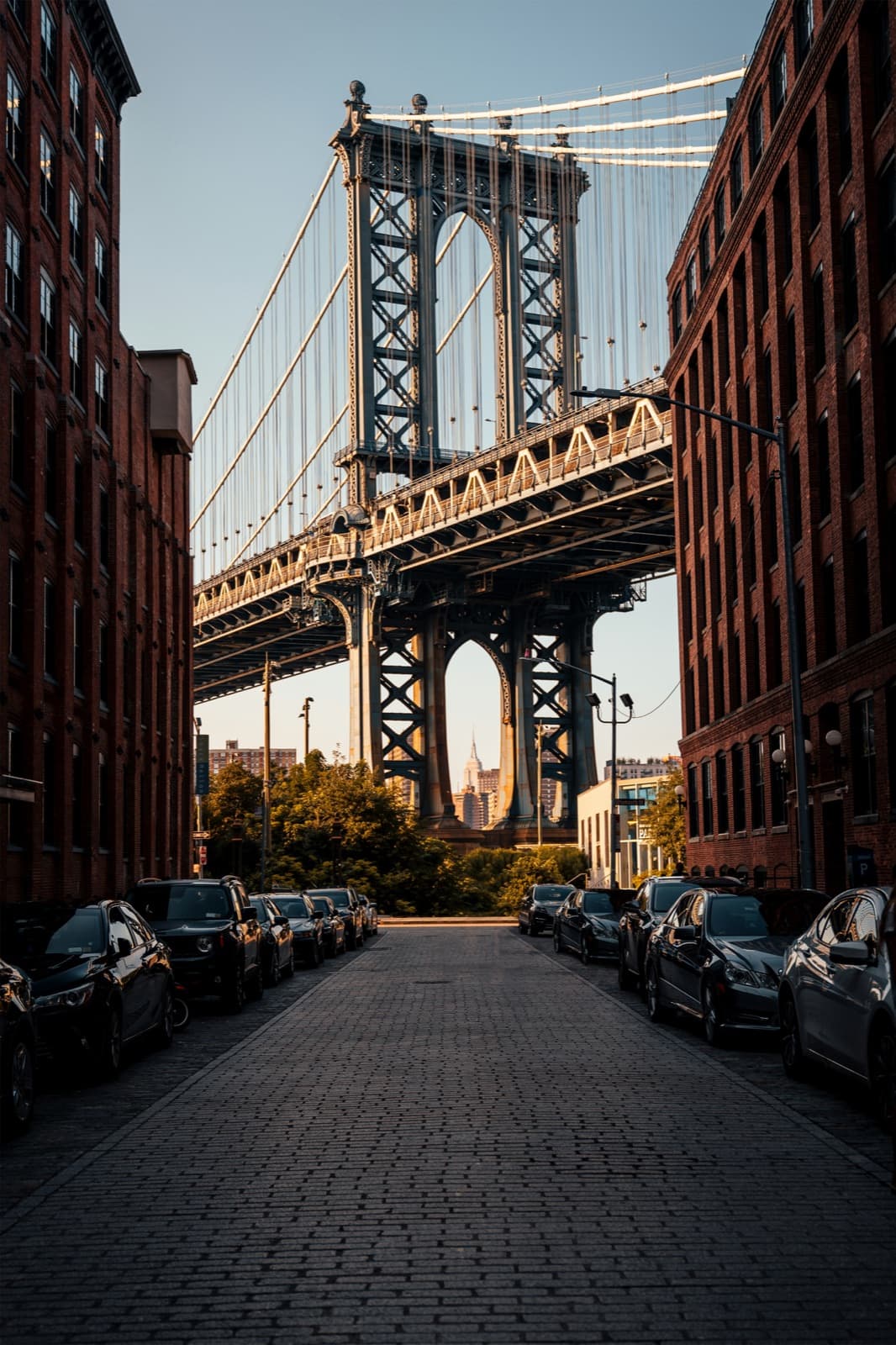 Puente de Manhattan enmarcado entre edificios en DUMBO, Brooklyn
