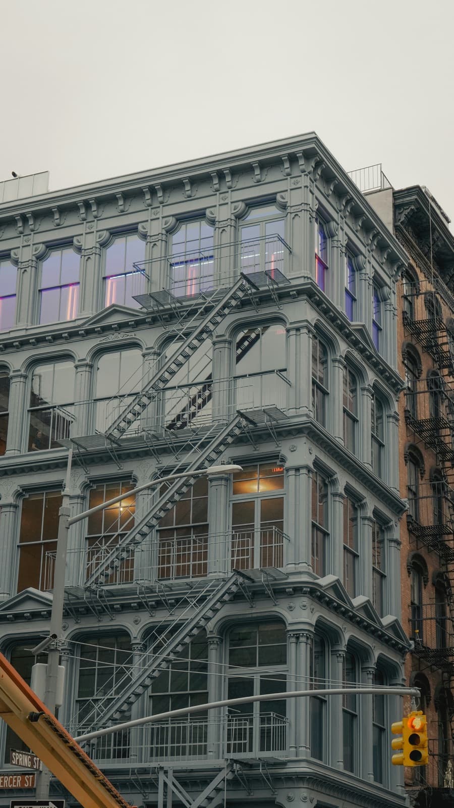 Fachada de hierro fundido con escalera de incendios en SoHo