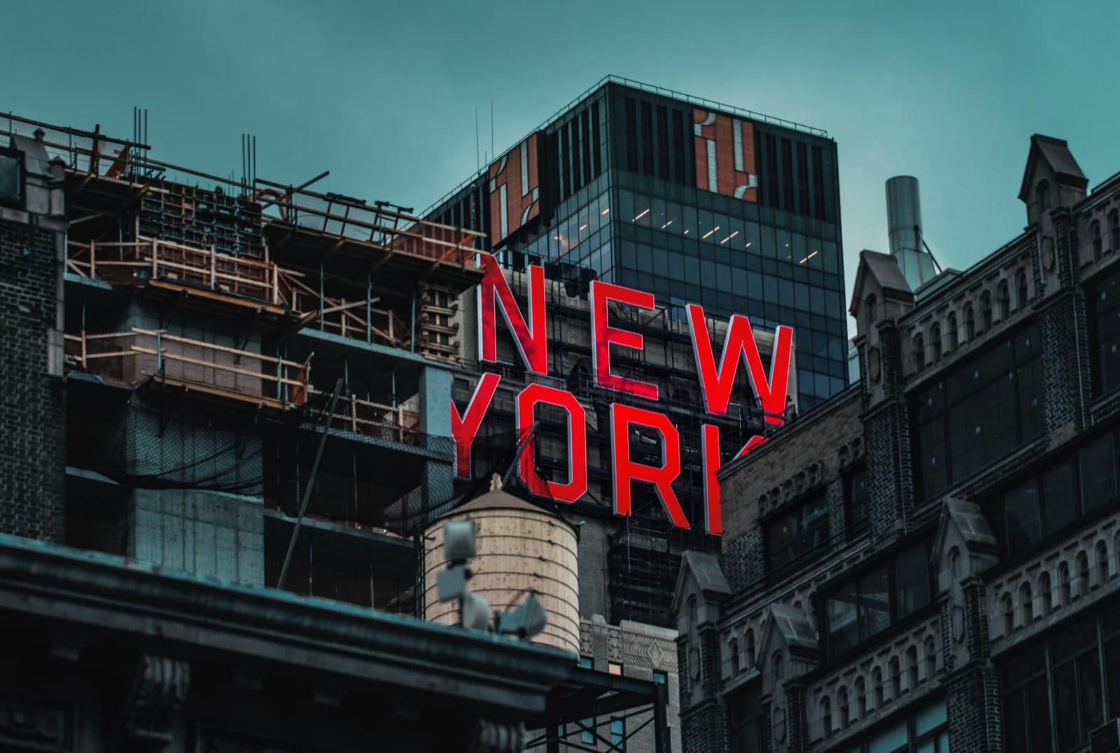 Letrero de neón de New York en un edificio urbano