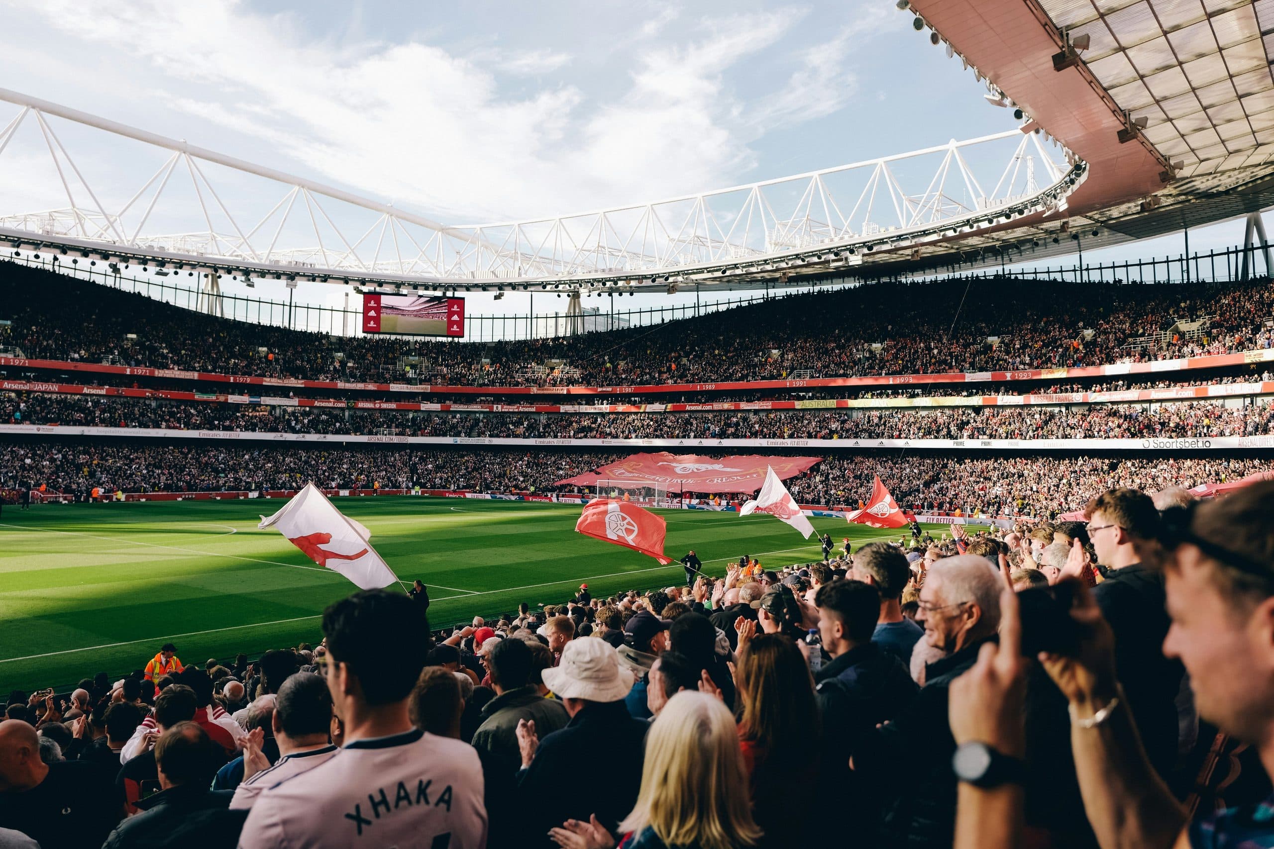 Estadio de fútbol durante un partido de Premier League